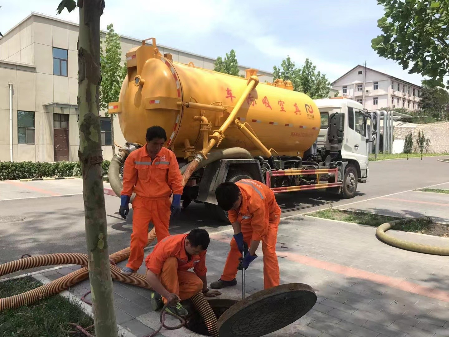 宁明管道疏通车停在窨井附近