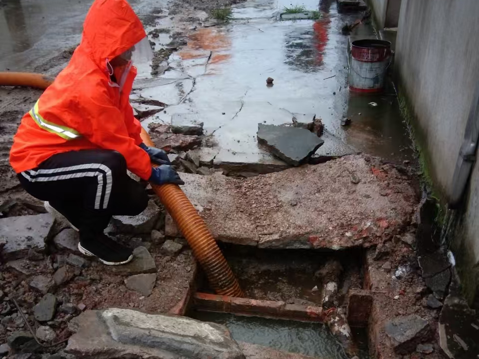 宁明专业清理污水池 炜誉市政以规范流程守护城市 “肠道”